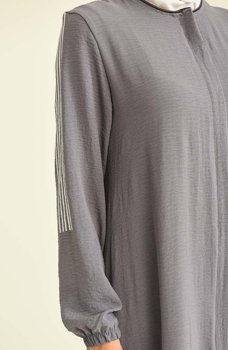 عبايات مخططة باللون الرمادي