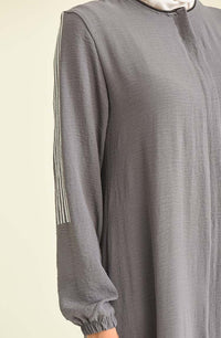 عبايات مخططة باللون الرمادي