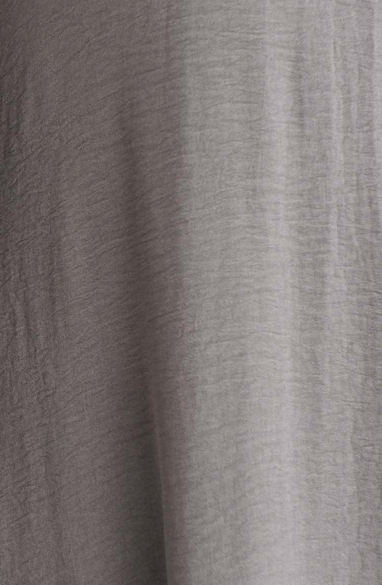 عبايات مخططة باللون الرمادي