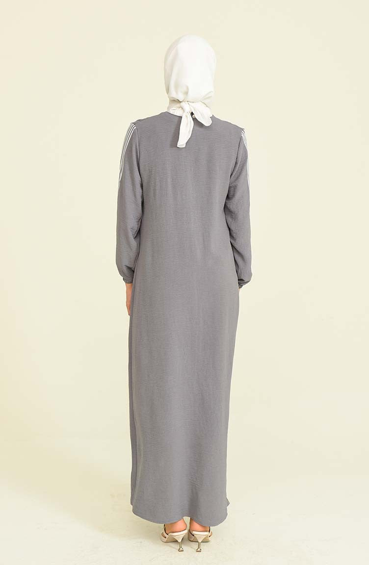 عبايات مخططة باللون الرمادي