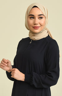 عباية باللون الأزرق الداكن