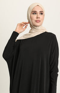 عبايات بأكمام الخفاش باللون الأسود
